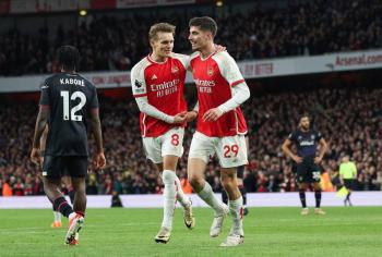 Arsenal se pone l&iacute;der en la Premier League; Manchester City tritura al Aston Villa