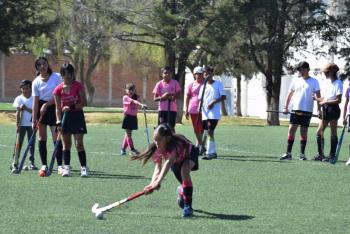 Hockey sobre pasto, un deporte que se extiende y rompe barreras socioculturales en el Estado de M&eacute;xico
