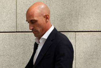 Luis Rubiales es detenido brevemente tras volver a Espa&ntilde;a