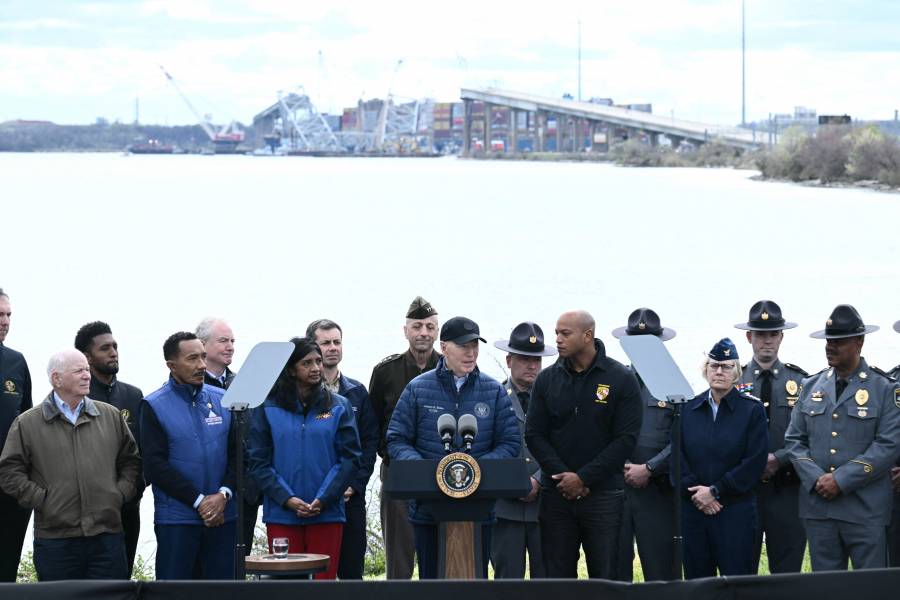 Biden promete reconstruir el puente de Baltimore en su visita a la zona de desastre