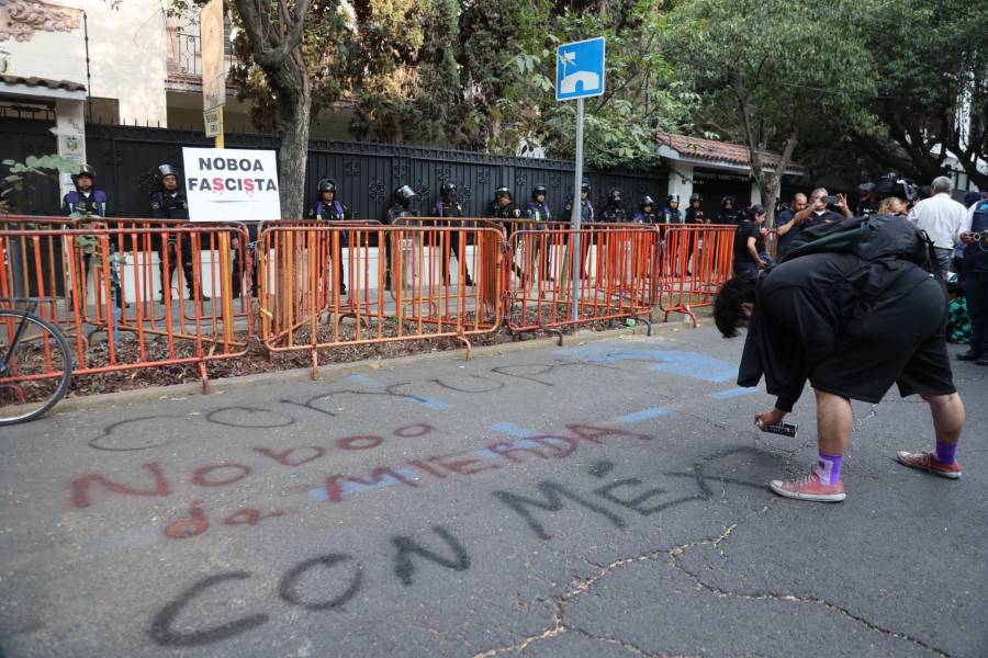 Policía coloca vallas alrededor de Embajada de Ecuador en México ante posibles manifestaciones