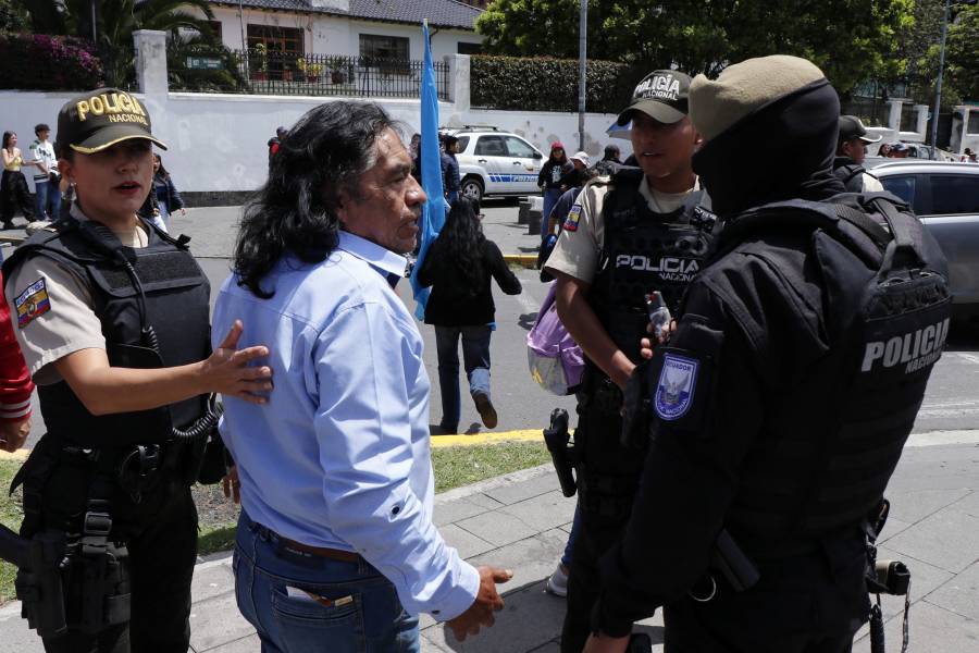 Ecuador enfrenta reacción diplomática tras redada en embajada de México en Quito