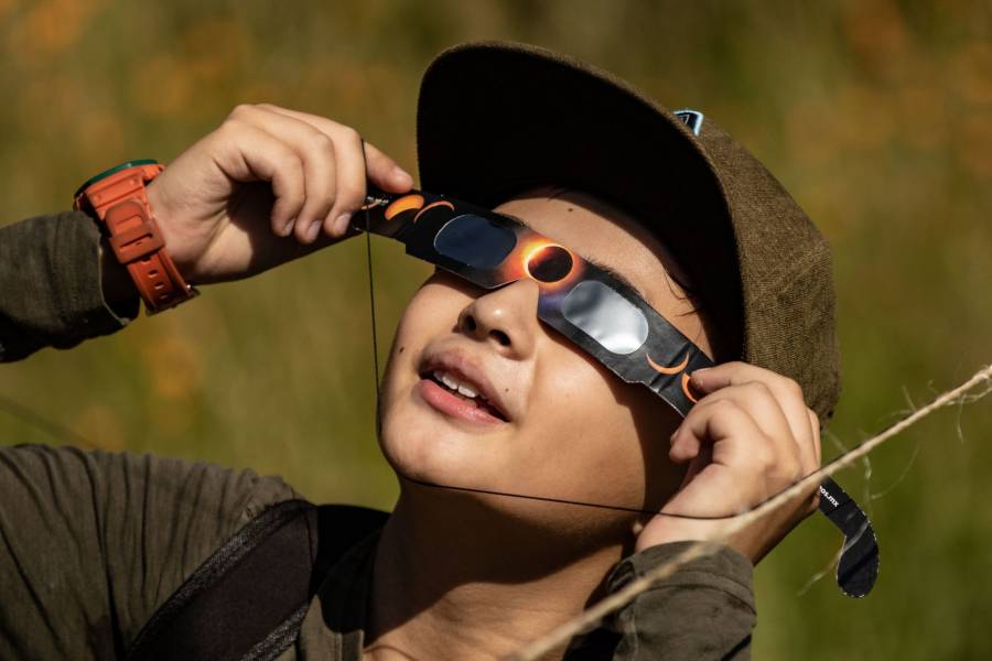 Advierte Gobierno de la Ciudad de México sobre riesgos de observar el eclipse solar sin protección adecuada