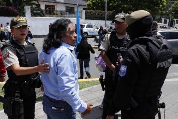 Ecuador enfrenta reacci&oacute;n diplom&aacute;tica tras redada en embajada de M&eacute;xico en Quito