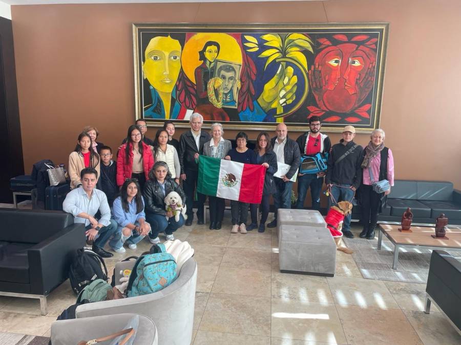 SRE y embajadores de Alemania, Panamá, Cuba y Honduras, reciben en aeropuerto a diplomáticos salidos de Ecuador