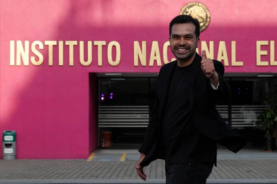 Álvarez Máynez acude al INE para ensayo del primer debate presidencial
