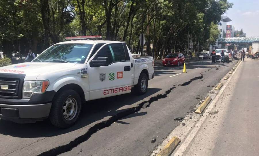Fuga de agua provoca hundimiento de carril en la colonia Roma