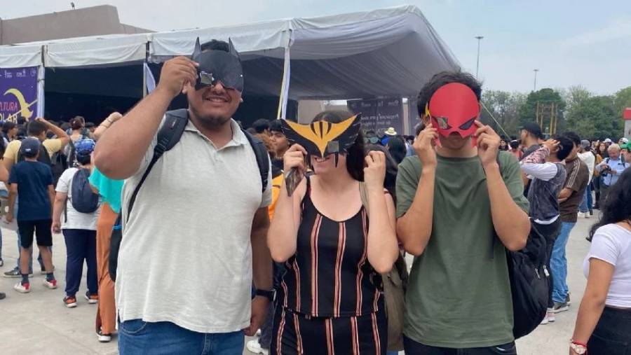 Miles de personas se congregan en la UANL para disfrutar del eclipse solar total
