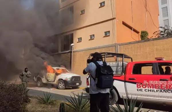 Manifestantes de Ayotzinapa vandalizan Palacio de Gobierno en Chilpancingo, Guerrero