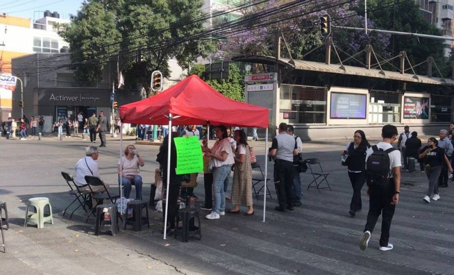 Vecinos de Benito Juárez bloquean Insurgentes por agua con olor a gasolina