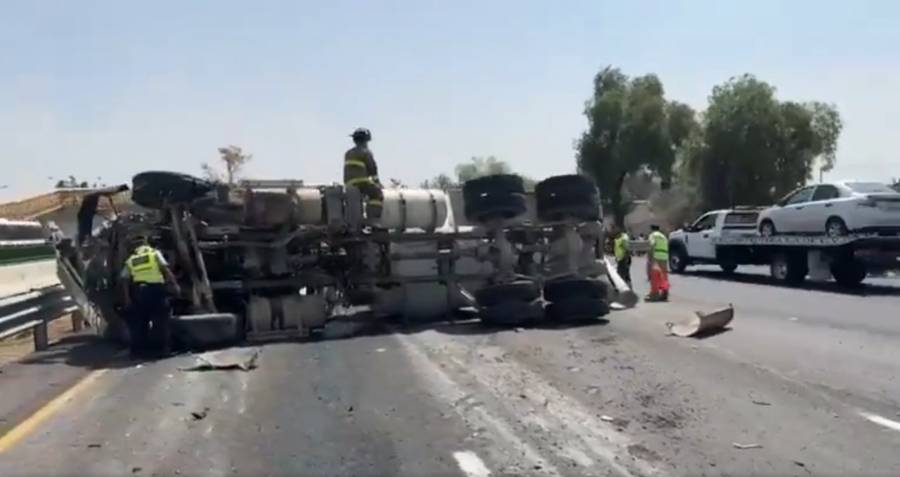 Volcadura de revolvedora de cemento en la autopista México-Pirámides genera congestión vial en Tecámac