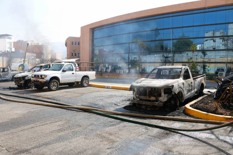 Alumnos de Ayotzinapa incendian edificios del Palacio de Gobierno tras el asesinato de Yanqui Khotan