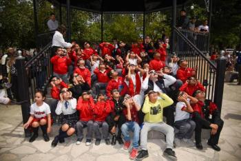 Observa titular de la SEP con niñas, niños y personal educativo de Durango, eclipse total de Sol