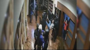AMLO exhibe video in&eacute;dito de asalto en Embajada de M&eacute;xico en Ecuador