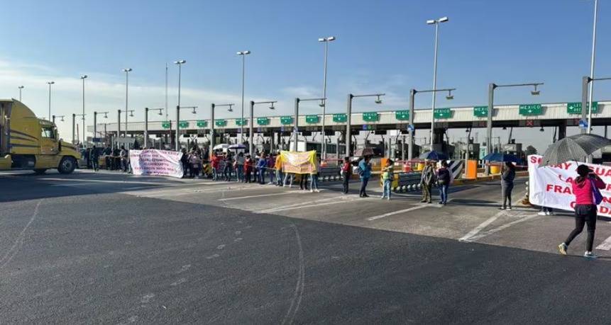 Vecinos de La Guadalupana bloquean caseta de la México-Pachuca por falta de agua