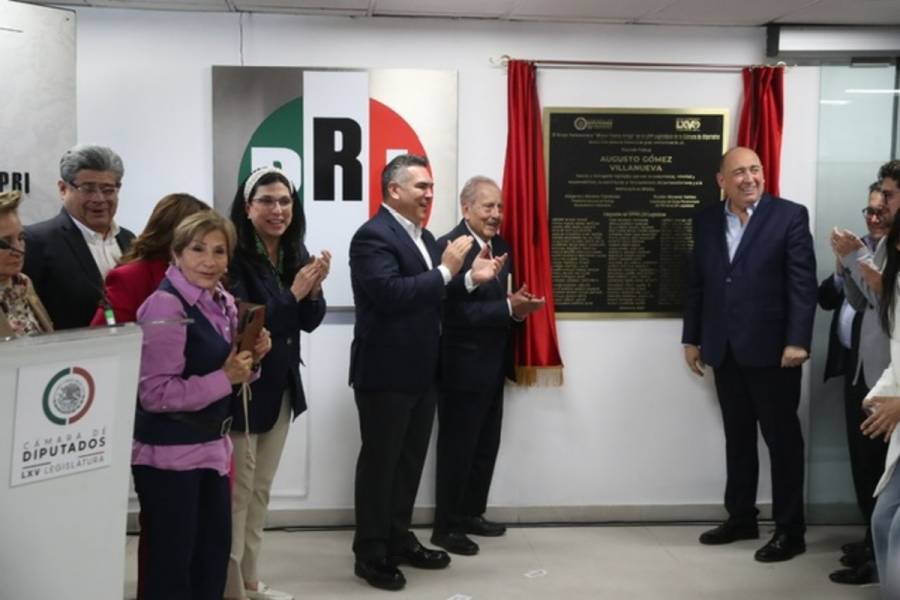 Develan placa en honor al diputado decano Augusto Gómez Villanueva