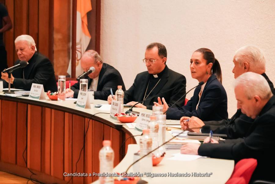 Claudia Sheinbaum insta a iglesias a colaborar en la lucha contra el crimen durante reunión con el Episcopado Mexicano