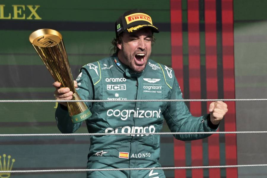 Fernando Alonso renueva con Aston Martin