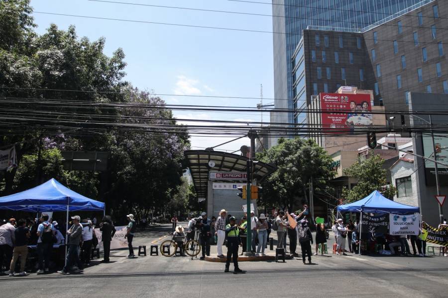 Manifestantes cierran carril del Metrob&uacute;s en Insurgentes y Xola por agua contaminada en BJ