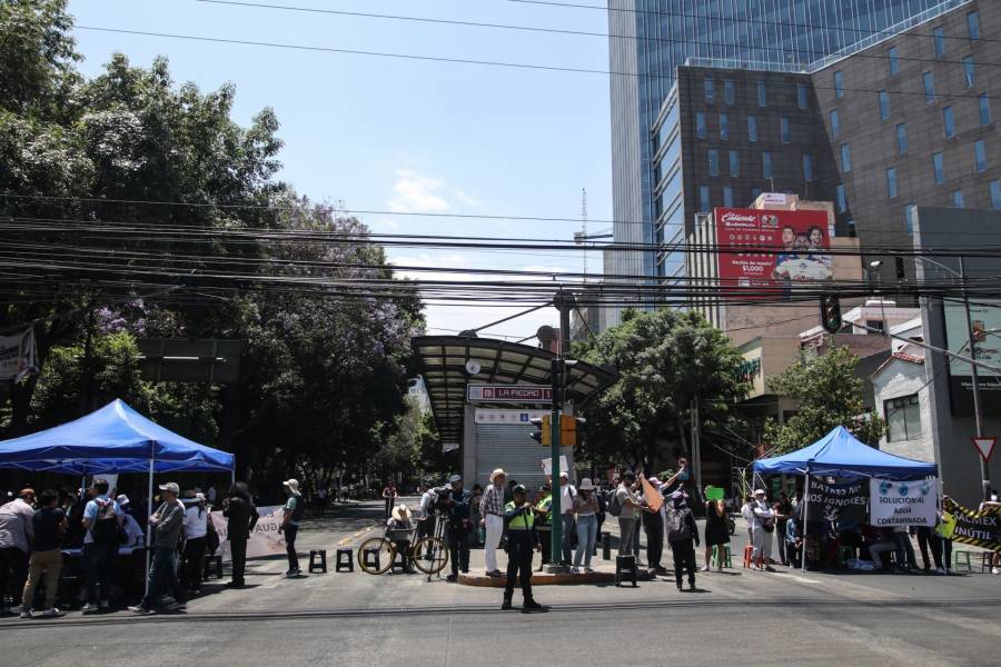 Manifestantes cierran carril del Metrobús en Insurgentes y Xola por agua contaminada en BJ