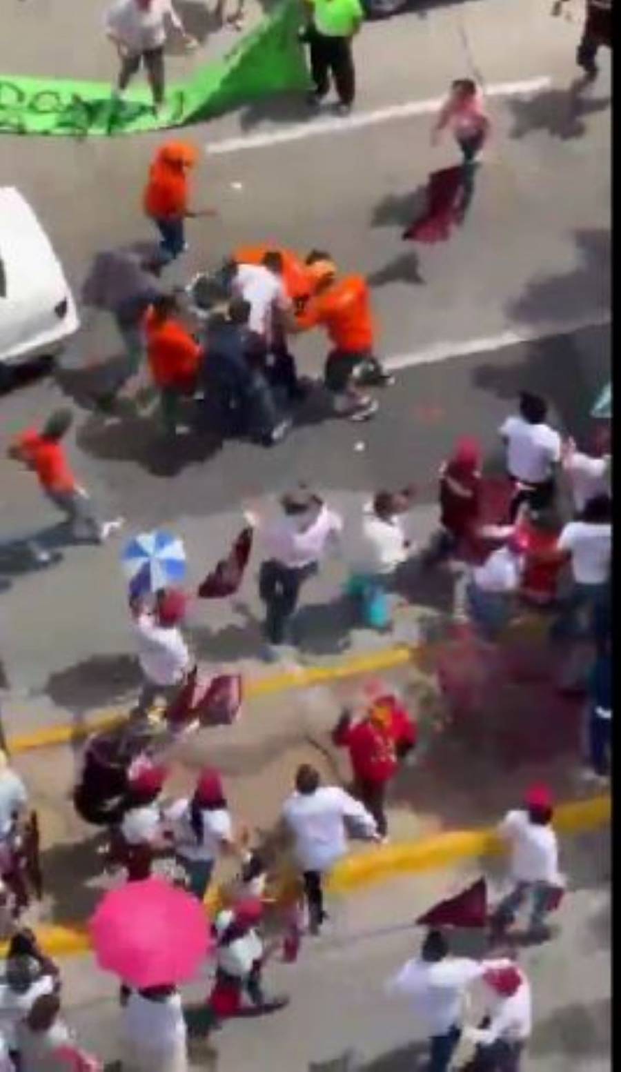 Trifulca entre simpatizantes de MC y Morena previo a debate en Tlaquepaque, Jalisco