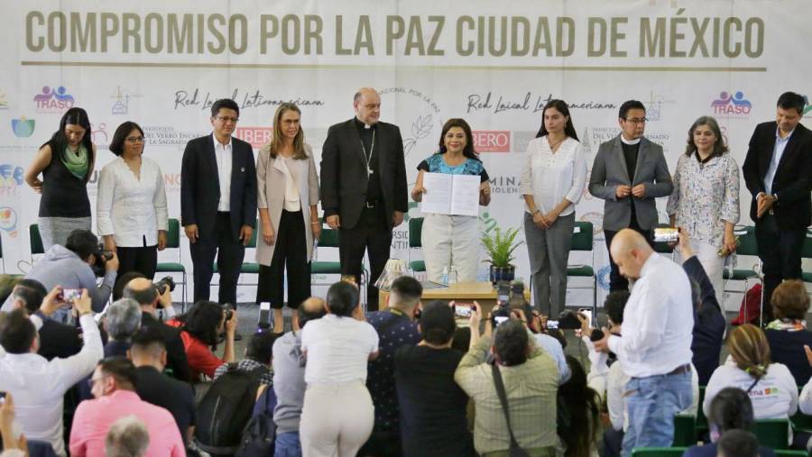 Clara Brugada firma 'Compromiso por la Paz' promovido por la CEM