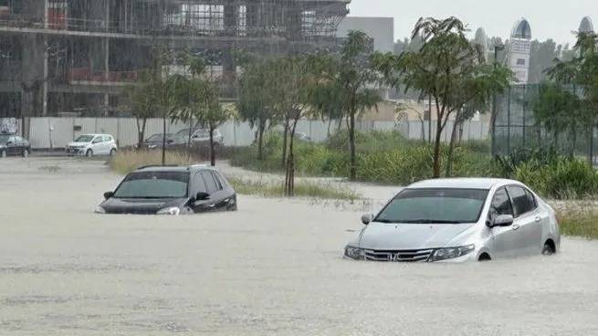 Fuertes lluvias causan inundaciones en Emiratos Árabes Unidos y Omán   