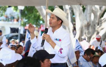 Lalo Rivera promete 10 unidades m&oacute;viles de salud a la Mixteca