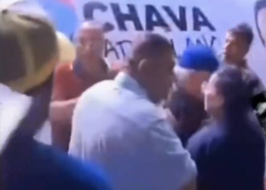 Presuntos simpatizantes de candidato a alcald&iacute;a en Zacatecas, golpean a manifestante en mitin