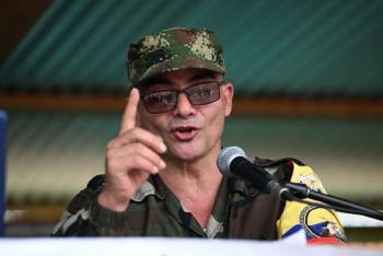 L&iacute;der de la principal disidencia de FARC abandona las negociaciones de paz en Colombia
