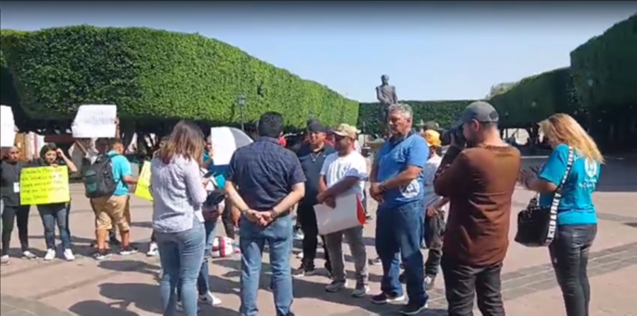 Manifestantes protestan fuera del Palacio Municipal de Querétaro tras desalojo de centro de rehabilitación