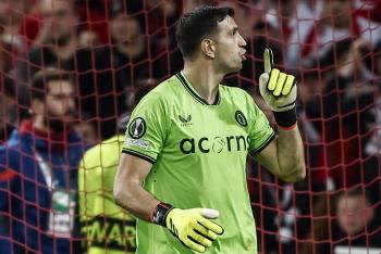 'Dibu' Mart&iacute;nez clasifica al Aston Villa e indigna al Lille