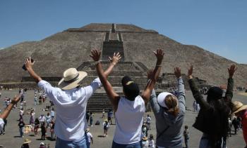 Danzantes realizan ceremonia de bendición de semillas en Teotihuacan