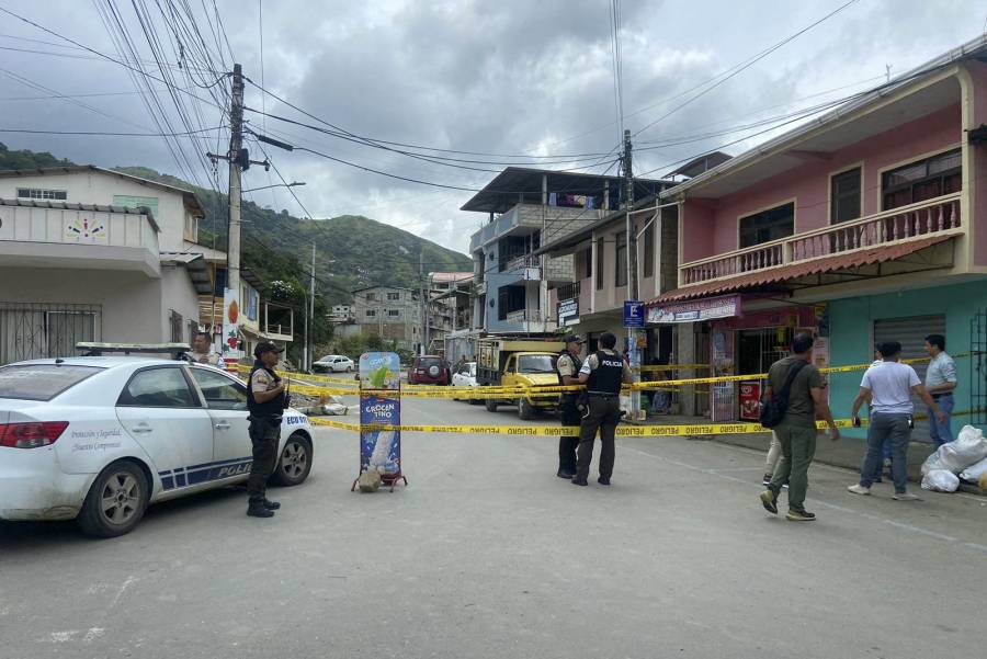 Dos alcaldes asesinados y una crisis el&eacute;ctrica sacuden Ecuador antes del referendo