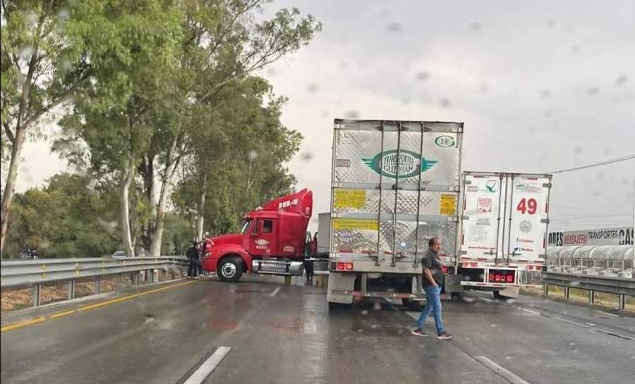 Volcadura de tractocamión genera intenso tráfico en la autopista México-Querétaro