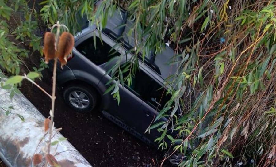 Conductor en presunto estado de ebriedad cae con su auto al Río Cuautitlán