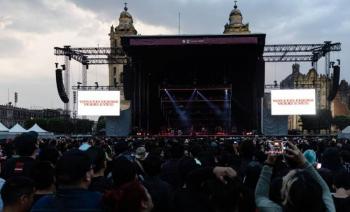 Fans de Interpol resisten condiciones climáticas para presenciar su prueba de sonido en el Zócalo de la CDMX