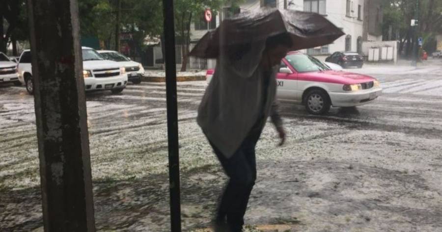 Decenas de seguidores se congregan bajo la lluvia para el segundo debate de la Ciudad de México