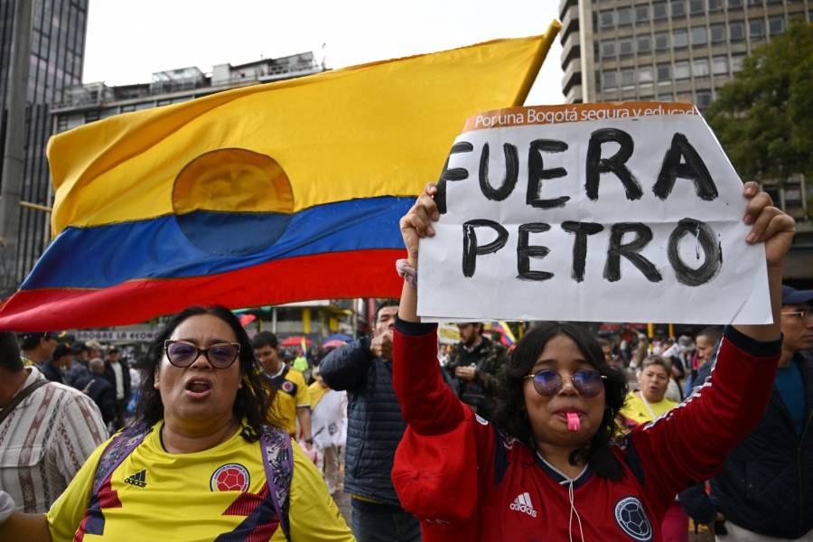 Cientos de miles protestaron en Colombia en la mayor manifestación contra Petro