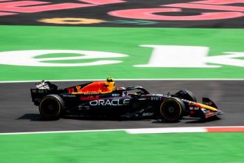 Sergio P&eacute;rez obtiene tercer puesto en Gran Premio de China; Max Verstappen se lleva la victoria
