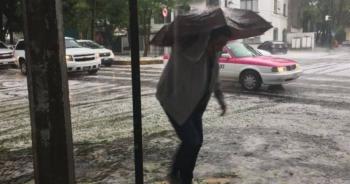 Decenas de seguidores se congregan bajo la lluvia para el segundo debate de la Ciudad de M&eacute;xico