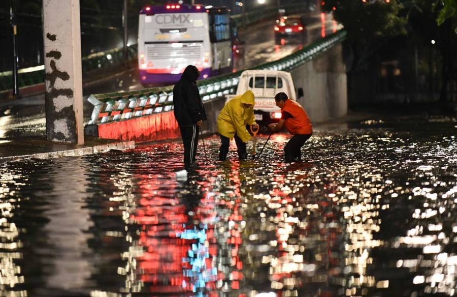 Inundación en avenida central causa problemas a conductores