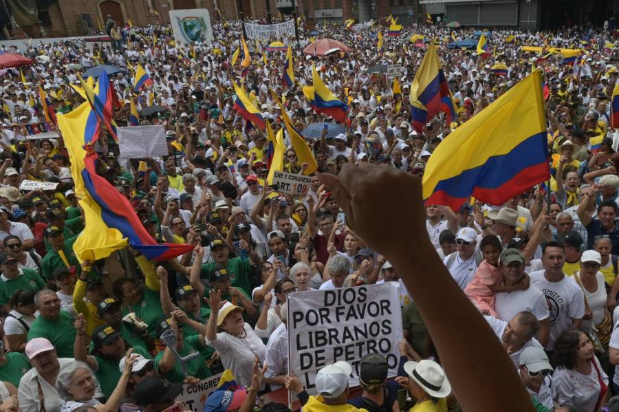 Multitudinaria marcha en Colombia contra pol&iacute;ticas de Petro