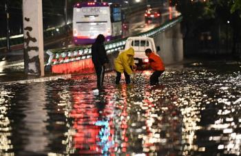 Inundaci&oacute;n en avenida central causa problemas a conductores