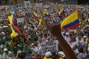 Multitudinaria marcha en Colombia contra pol&iacute;ticas de Petro