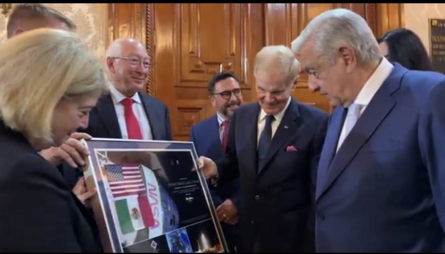 AMLO se re&uacute;ne con titulare de la NASA y mujer l&iacute;der astronauta