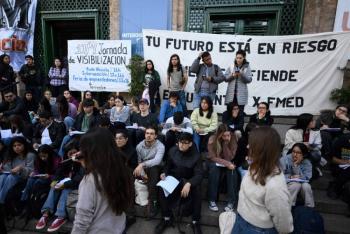 Estudiantes argentinos protestan contra recortes presupuestarios en universidades p&uacute;blicas
