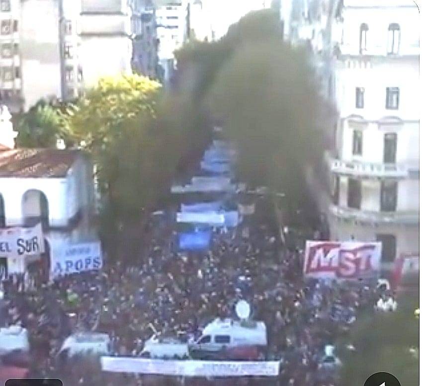 Protestas por recortes a universidades en Argentina, por restablecimiento de neoliberalismo