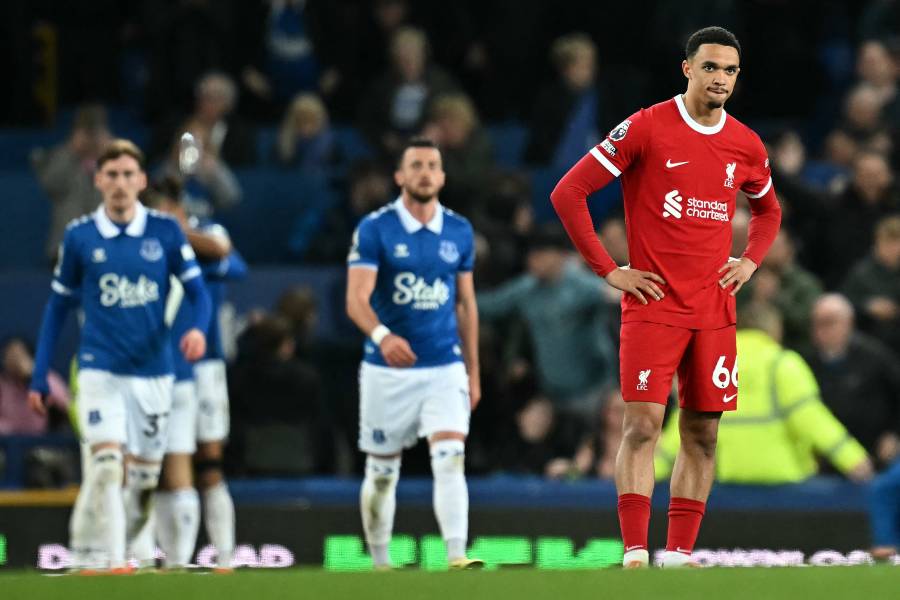 Liverpool pierde el derbi ante Everton y se descuelga de la lucha por la Premier League