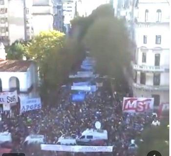 Protestas por recortes a universidades en Argentina, por restablecimiento de neoliberalismo